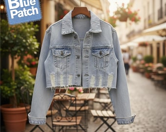 Chaqueta vaquera vintage azul claro deshilachada / Abrigo vaquero corto con agujeros para mujer / Estilo casual reciclado / Regalo de Navidad para ella