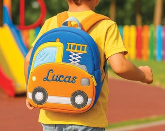 Mochila personalizada de camión de construcción para niños pequeños: bolsa de peluche con nombre personalizado para niños en edad preescolar, guardería y como regalo de cumpleaños para la vuelta al cole.