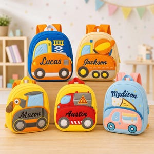 Peut inclure: Cinq sacs à dos colorés avec des noms brodés et des motifs de véhicules. Le sac bleu indique Lucas, le beige Jackson, le jaune Mason, le rouge Austin et le bleu clair Madison avec un motif de dessert.