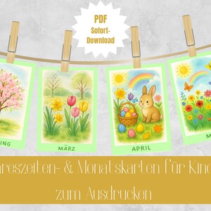 Può includere: Quattro biglietti illustrati raffiguranti le stagioni, tenuti da mollette di legno. I biglietti mostrano un albero in fiore, fiori, un coniglietto con uova di Pasqua e un campo di fiori. Il testo include "FRÜHLING", "MÄRZ", "APRIL" e "MAI".
