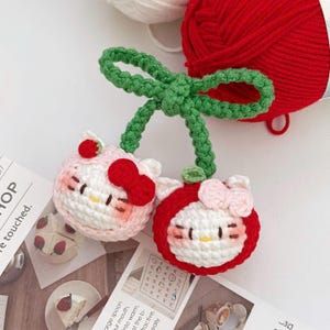 Gehaakte Cherry Cat-sleutelhanger, kawaii amigurumi-katbedel, zacht pluche tasaccessoire