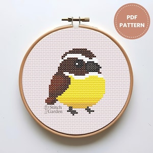 Pode incluir: Um padrão de ponto cruz de um pequeno pássaro em um bastidor de bordado de madeira. O pássaro tem cabeça e asas marrons, peito amarelo e patas pretas. O texto "PDF PATTERN" está em um círculo no canto superior direito. O texto "Stitch Garden" está no canto inferior esquerdo.