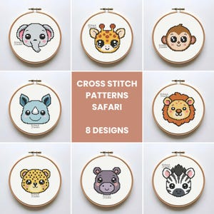 Op de afbeelding: Een verzameling van acht kruissteekpatronen met safari-dieren, waaronder een olifant, giraffe, aap, neushoorn, leeuw, luipaard, nijlpaard en zebra. Elk ontwerp wordt weergegeven in een houten borduurring. De tekst luidt 'Kruissteekpatronen Safari 8 ontwerpen'.
