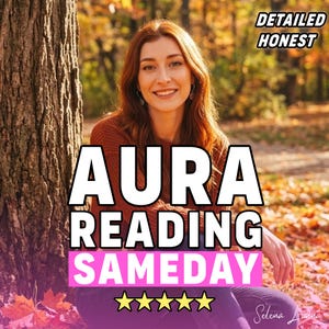 Puede incluir: Una persona con cabello largo color caoba viste un suéter color óxido. El texto en la imagen dice: DETAILED HONEST, AURA READING SAMEDAY, y cinco estrellas amarillas. La persona está junto a un tronco de árbol en un entorno otoñal.