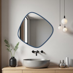 Peut inclure: Intérieur de salle de bain moderne avec un miroir encadré de bleu, une vanité en bois avec un lavabo en pierre grise et des vases décoratifs. La pièce a un design minimaliste avec une palette de couleurs neutres, une serviette blanche et un petit tabouret.