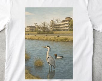 Maglietta vintage con airone sul fiume / Scena naturalistica, maglietta con airone, maglietta vintage con scena naturalistica, regalo per gli amanti degli uccelli, maglietta unisex con scena naturalistica, maglietta con scena fluviale.