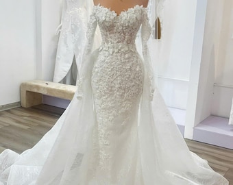 Abito da sposa a sirena in pizzo con spalle scoperte e strascico staccabile