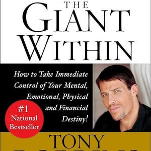 Puede incluir: Una portada de libro titulada Awaken the Giant Within de Tony Robbins. La portada presenta un fondo blanco con texto en negro, un círculo rojo que indica #1 National Bestseller y una fotografía de un hombre. La parte inferior es de color dorado.