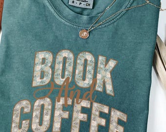 Bücher und Kaffee Shirt, Geschenk für Buchliebhaber, Bücherwurm T-Shirt, Lese Shirt, Bücherwurm Geschenk, Buchliebhaber Shirt, Bücherwurm Geschenk, Comfort Colors®