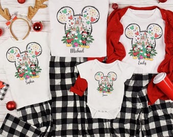 Kundenspezifisches Disney-Familien-Weihnachtshemd, passende Weihnachts-T-Shirts, personalisiertes Disney-Weihnachtshemd, 2025 Mickey's Very Merry Shirt, Weihnachtsnamen
