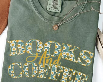 Comfort Colors® Bücher und Kaffee Shirt, Geschenk für Buchliebhaber, Leseratte T-Shirt, Bücherwurm T-Shirt, Bücherwurm Geschenk,
