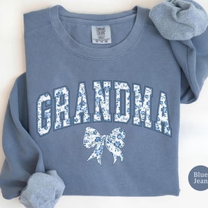Comfort Colors®Grandma Sweatshirt,Toile FloralGrandmaSweat,Grandma Sweatshirt,Cute Grandma bow,Gift for Grandma,Granny Gift,GrandmotherSweat
