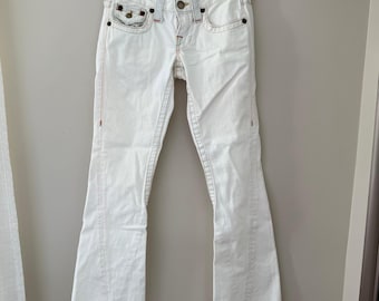 Jeans True Religion Joey blancos acampanados con costuras de contraste, tiro bajo, talla 25