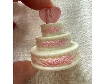 Vintage BARBIE miniatyr plast bröllopstårtfigur rosa hjärtdekoration