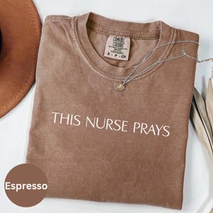 Camiseta de enfermeira cristã, camiseta de enfermagem cristã, vestuário cristão, camiseta de enfermeira religiosa, camiseta de enfermeira bíblica, presente de enfermeira cristã, graduação em enfermagem