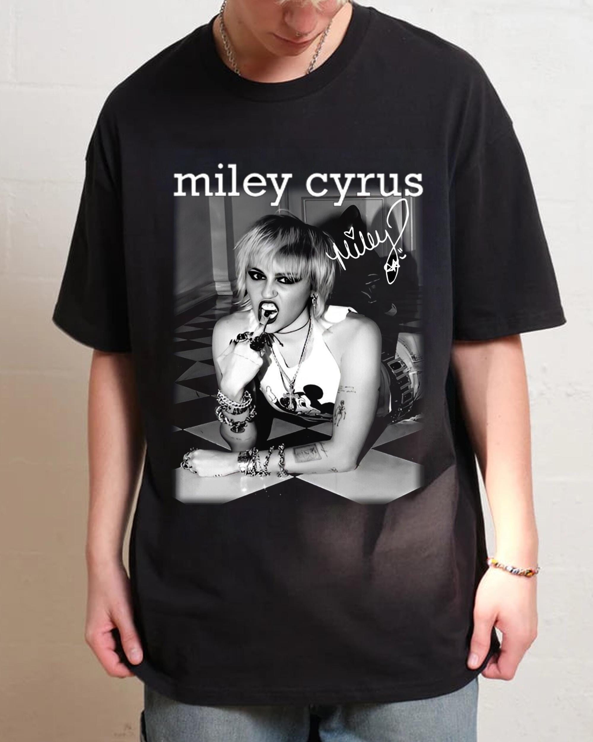 ★新品未使用★ Miley Cyrus マイリーサイラス オフィシャル Tシャツ 新品 送料込 マイリー・サイラス Miley Cyrus Tシャツ M - メルカリ
