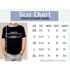 以下が含まれることがあります： 黒い子供用Tシャツとサイズ表。サイズ表にはXSからXLまでのサイズが記載されており、幅、胸囲、長さのインチ単位での測定値が記載されています。TシャツはGildan 5000Bです。