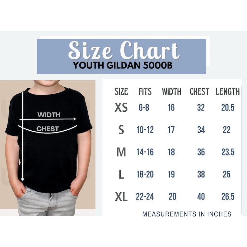 以下が含まれることがあります： 黒い子供用Tシャツとサイズ表。サイズ表にはXSからXLまでのサイズが記載されており、幅、胸囲、長さのインチ単位での測定値が記載されています。TシャツはGildan 5000Bです。