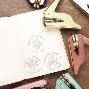 Personalisierte christliche Geschenke, kundenspezifische Prägestempel-Library Embosser, Geschenk für Buchliebhaber, PERSONALISIERTE Taufe Prägestempel