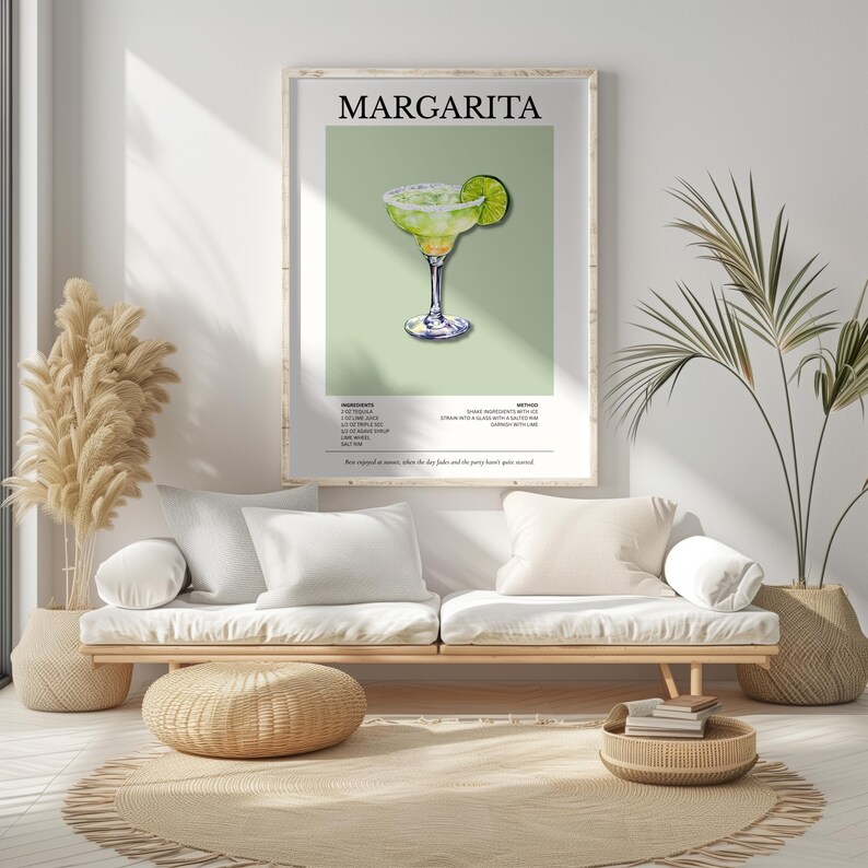 Op de afbeelding: Een ingelijste print met een margarita cocktail illustratie. Het kunstwerk toont een margarita in een glas met een limoenpartje, tegen een lichtgroene achtergrond. Het woord "MARGARITA" staat bovenaan.