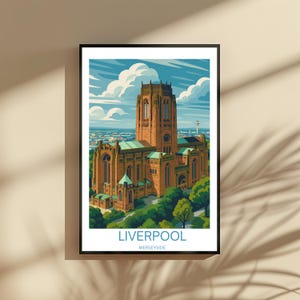 Op de afbeelding: Een ingelijste kunstprint met een gestileerde illustratie van de Liverpool Cathedral. Het kunstwerk toont de architectuur van de kathedraal in bruin-, groen- en blauwtinten tegen een achtergrond van een bewolkte lucht. Het woord "Liverpool" staat onderaan.