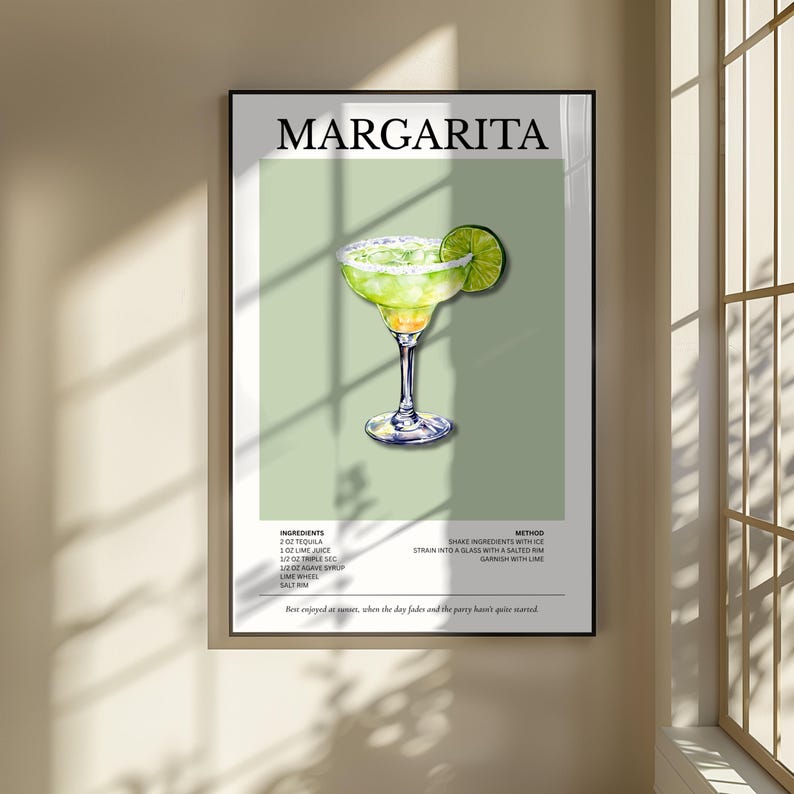 Op de afbeelding: Een ingelijste print met een margarita cocktail illustratie. De afbeelding toont een margarita in een glas met een zoutrand en een limoenpartje. Het woord "MARGARITA" staat bovenaan, met de ingredi&euml;nten en methode eronder.