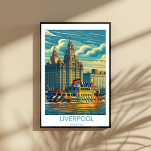 Op de afbeelding: Een ingelijste kunstprint met een kleurrijke illustratie van de skyline van Liverpool, inclusief het Royal Liver Building en een veerboot. De veerboot is versierd met een levendig geometrisch patroon. De print heeft de tekst "LIVERPOOL MERSEYSIDE".