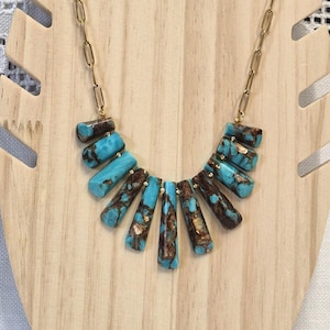 Boho chic turquoise necklace – Imitation turquoise beads – Gold-plated stainless steel chain – Summer statement piece