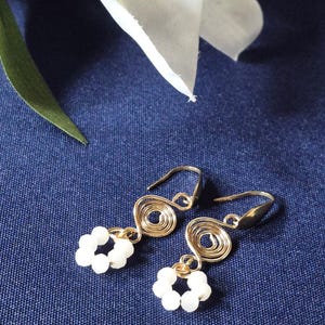 Gold-plated copper spiral earrings with white faceted beads – Minimalist handcrafted jewelry – Stainless steel hooks