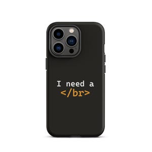 Peut inclure: Coque de téléphone noire avec le texte "I need a </br>" en blanc et orange. La coque possède un module caméra avec trois objectifs et un flash.