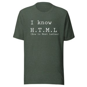 Puede incluir: Camiseta verde oscuro con el texto "I know H.T.M.L (How to Meet Ladies)" impreso en blanco. La camiseta es de manga corta y cuello redondo.