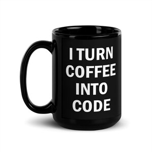 Könnte beinhalten: Schwarze Keramik-Kaffeetasse mit dem weißen Text "I TURN COFFEE INTO CODE". Die Tasse hat einen großen Henkel und eine glänzende Oberfläche. Ein perfektes Geschenk für Programmierer und Coder.
