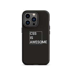 Puede incluir: Funda de teléfono negra con un recorte para cámara de triple lente. La funda presenta el texto "CSS IS AWESOME" en un diseño blanco y minimalista. La funda del teléfono es de color negro liso.