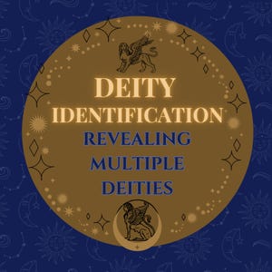 Puede incluir: Un diseño circular con las palabras "DEITY IDENTIFICATION" en letras doradas, que revela "MULTIPLE DEITIES". El diseño presenta un león alado y está sobre un fondo azul oscuro con patrones celestiales, incluyendo estrellas, lunas y soles.