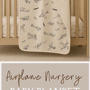 Puede incluir: Una manta suave para beb&eacute; con un patr&oacute;n repetitivo de aviones dibujados en l&iacute;neas blancas y nombres personalizados. La manta tiene un lado superior liso con fondo azul marino o crema y un reverso de felpa blanca con textura.