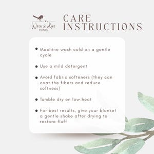 K&ouml;nnte beinhalten: Eine wei&szlig;e rechteckige Karte mit dem Text CARE INSTRUCTIONS und dem Logo von Wren & Kind Prints. Die Karte enth&auml;lt f&uuml;nf Aufz&auml;hlungspunkte zur Deckenpflege, darunter das Waschen im Schonwaschgang und das Trocknen bei niedriger Temperatur.