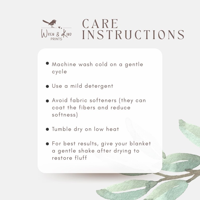 K&ouml;nnte beinhalten: Eine wei&szlig;e rechteckige Karte mit dem Text CARE INSTRUCTIONS und dem Logo von Wren & Kind Prints. Die Karte enth&auml;lt f&uuml;nf Aufz&auml;hlungspunkte zur Deckenpflege, darunter das Waschen im Schonwaschgang und das Trocknen bei niedriger Temperatur.