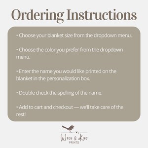Puede incluir: Un gr&aacute;fico gris claro con el t&iacute;tulo Ordering Instructions en texto marr&oacute;n oscuro. La lista incluye pasos para elegir el tama&ntilde;o y color de la manta en un men&uacute; desplegable, ingresar un nombre en el cuadro de personalizaci&oacute;n, verificar la ortograf&iacute;a y finalizar la compra. El logotipo de Wren & Kind Prints con un icono de p&aacute;jaro est&aacute; en la parte inferior.