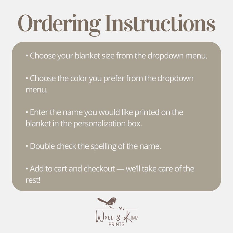 Puede incluir: Un gr&aacute;fico gris claro con el t&iacute;tulo Ordering Instructions en texto marr&oacute;n oscuro. La lista incluye pasos para elegir el tama&ntilde;o y color de la manta en un men&uacute; desplegable, ingresar un nombre en el cuadro de personalizaci&oacute;n, verificar la ortograf&iacute;a y finalizar la compra. El logotipo de Wren & Kind Prints con un icono de p&aacute;jaro est&aacute; en la parte inferior.