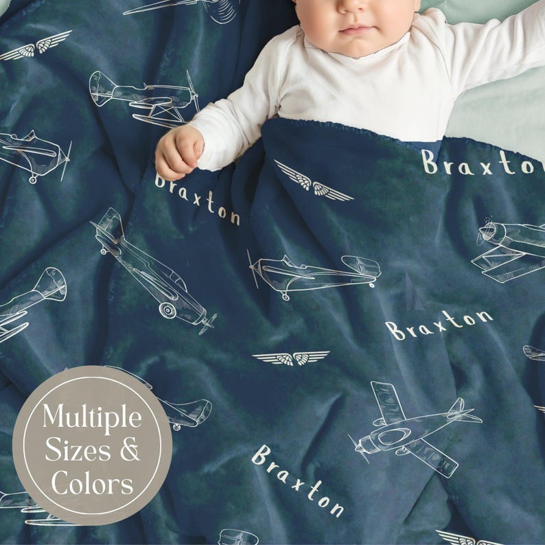 Puede incluir: Una manta de felpa azul oscuro con un patr&oacute;n repetitivo de l&iacute;neas blancas de varios aviones y el nombre Braxton impreso en una fuente blanca sin remates, con un texto superpuesto que indica Multiple Sizes & Colors.