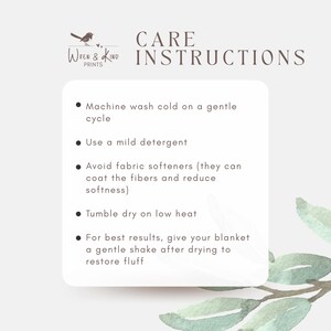 Puede incluir: Una tarjeta rectangular blanca con el texto CARE INSTRUCTIONS y el logotipo de Wren & Kind Prints. La tarjeta enumera cinco puntos para el cuidado de una manta, incluyendo el lavado a m&aacute;quina en ciclo delicado y secado a baja temperatura.