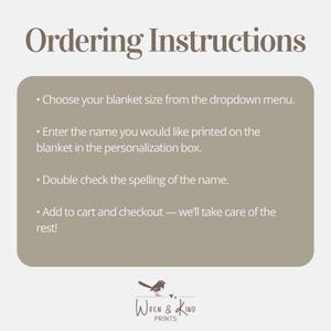 K&ouml;nnte beinhalten: Eine beige Infografik mit der &Uuml;berschrift Ordering Instructions in wei&szlig;em Text. Die Anweisungen lauten: W&auml;hlen Sie die Deckengr&ouml;&szlig;e aus dem Dropdown-Men&uuml;, geben Sie den Namen in das Personalisierungsfeld ein, &uuml;berpr&uuml;fen Sie die Schreibweise und legen Sie den Artikel in den Warenkorb. Unten befindet sich das Logo von Wren & Kind Prints.