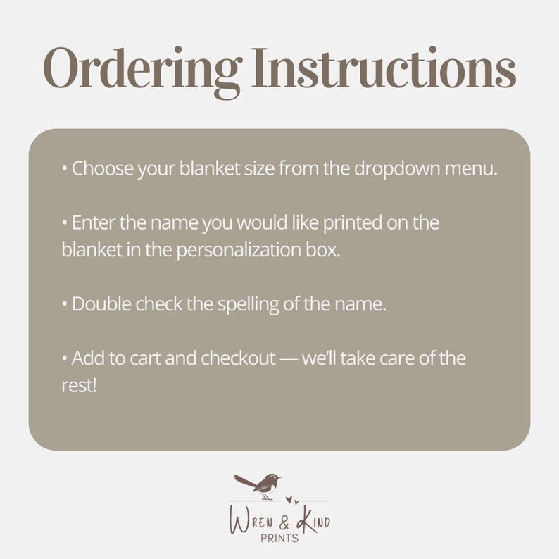 K&ouml;nnte beinhalten: Eine beige Infografik mit der &Uuml;berschrift Ordering Instructions in wei&szlig;em Text. Die Anweisungen lauten: W&auml;hlen Sie die Deckengr&ouml;&szlig;e aus dem Dropdown-Men&uuml;, geben Sie den Namen in das Personalisierungsfeld ein, &uuml;berpr&uuml;fen Sie die Schreibweise und legen Sie den Artikel in den Warenkorb. Unten befindet sich das Logo von Wren & Kind Prints.