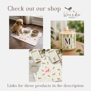 Pu&ograve; includere: Un'immagine che mostra accessori per animali domestici e articoli per la casa. Include un tappetino per cibo per cani con il nome "LUCY", una candela con la lettera "M" e un set grembiule e asciugamano. &Egrave; visibile anche il testo "Check out our shop" e "Links for these products in the description".