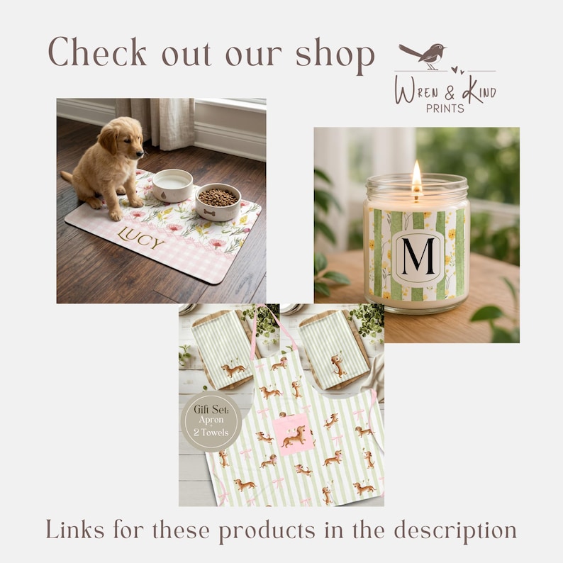 Pu&ograve; includere: Un'immagine che mostra accessori per animali domestici e articoli per la casa. Include un tappetino per cibo per cani con il nome "LUCY", una candela con la lettera "M" e un set grembiule e asciugamano. &Egrave; visibile anche il testo "Check out our shop" e "Links for these products in the description".