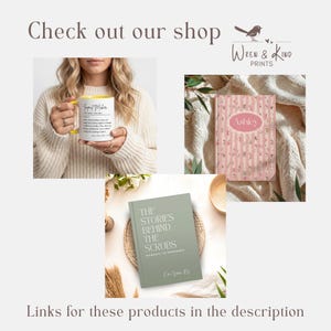 K&ouml;nnte beinhalten: Werbung mit einer gelbgriffigen Tasse mit Text, einem rosa floralen Notizbuch mit dem Namen "Ashley" und einem gr&uuml;nen Buch mit dem Titel "The Stories Behind The Scrubs". Der Text "Check out our shop" und "Links for these products in the description" sind ebenfalls sichtbar.