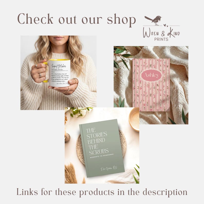 K&ouml;nnte beinhalten: Werbung mit einer gelbgriffigen Tasse mit Text, einem rosa floralen Notizbuch mit dem Namen "Ashley" und einem gr&uuml;nen Buch mit dem Titel "The Stories Behind The Scrubs". Der Text "Check out our shop" und "Links for these products in the description" sind ebenfalls sichtbar.