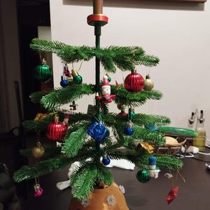 Mini Weihnachtsbaum Handgemacht. Ir-Fernbedienung/Beleuchtung/Drehen/MP3 Lieder. SD Karte. Zwei Li-Ion-Batterien werden über einen Mini-USB-Stecker aufgeladen.