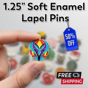 Puede incluir: Un colorido pin de solapa de esmalte blando, de aproximadamente 3,2 cm, sostenido entre los dedos. El pin presenta un diseño vibrante con colores rojo, amarillo, azul y morado. Una etiqueta azul con "50% OFF" es visible.