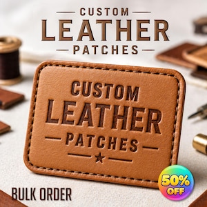 Op de afbeelding: Een rechthoekige, lichtbruine leren patch met de woorden "CUSTOM LEATHER PATCHES" in reliëf. De patch heeft een gestikte rand en een stersymbool. De woorden "BULK ORDER" staan onderaan. Een kleurrijke 50% OFF-sticker staat rechtsonder.